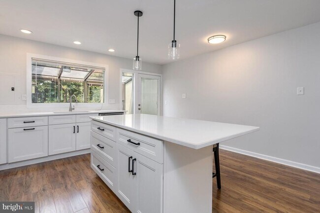 Building Photo - 7 Belaire Way