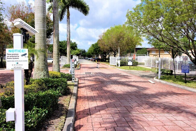 Building Photo - 1145 Golden Lakes Blvd