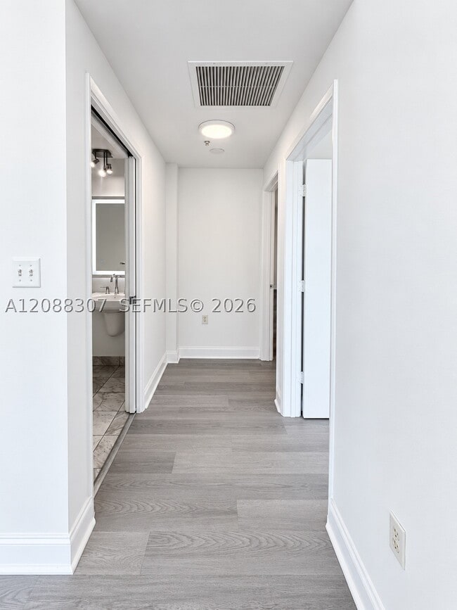 Building Photo - 6580 Indian Creek Dr