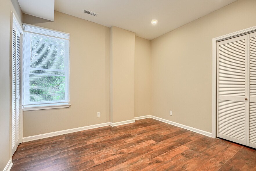 Building Photo - 446 N Linwood Ave