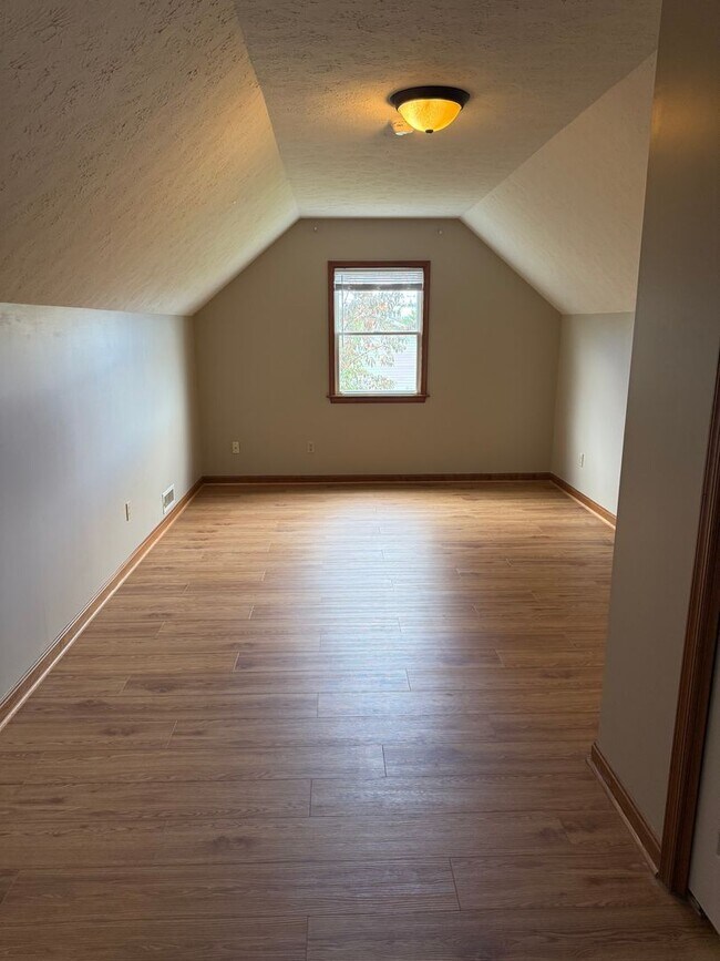 Building Photo - 1560 Buttercup Dr