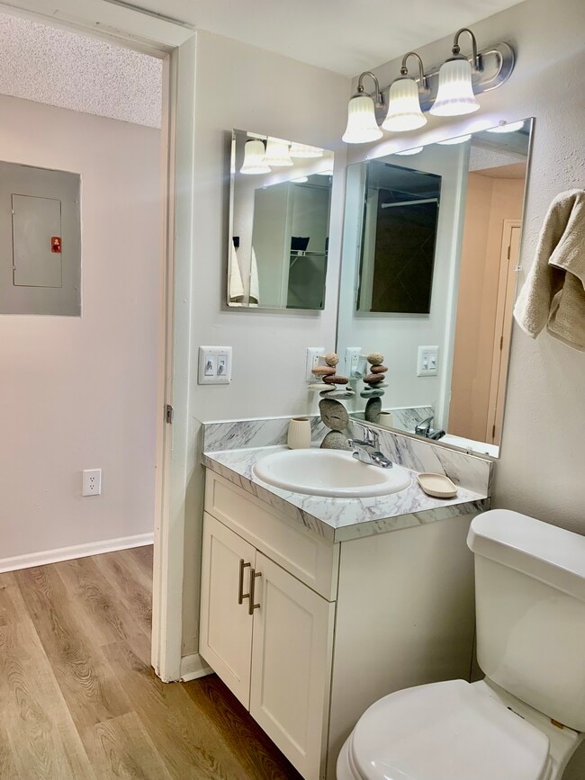 Building Photo - 2558 W Bird St