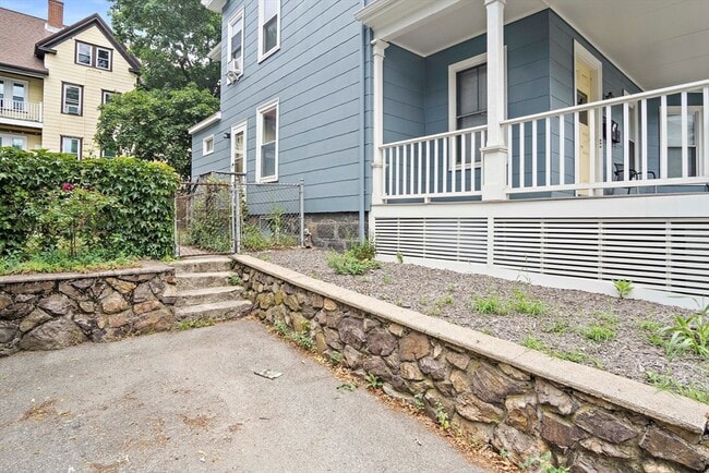 Building Photo - 135 Clifton St