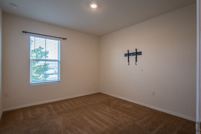 Building Photo - 1556 NE 50th Ter