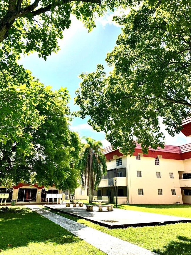 Building Photo - 10901 N Kendall Dr