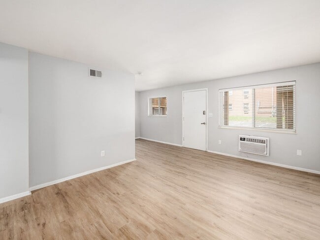 Building Photo - 593 Riverview Dr