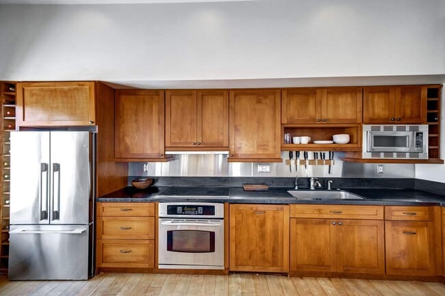 Building Photo - 109 N Sycamore Ave