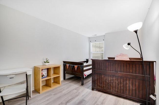 Building Photo - 1877 Crenshaw Cir