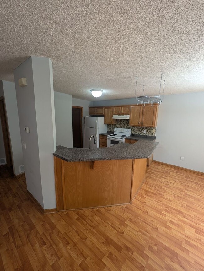 Building Photo - Updated 3BR Townhome in Eagan – Close to S...