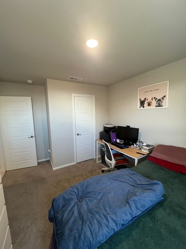 Building Photo - 7600 Silver Crk Ct