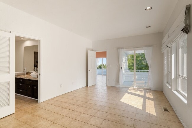 Building Photo - Beautiful 3 Bedroom 3 Bathroom Home With Stunning Views