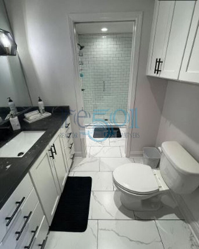 Building Photo - 2 BR 2 BA Luxury Condominium
