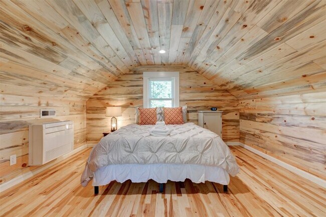 Building Photo - Beautifully Renovated 5 Bedroom Farmhouse outside of Newberg