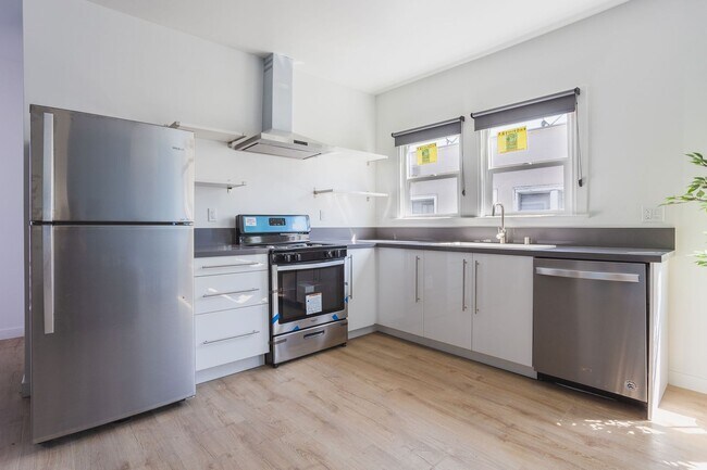 Building Photo - Renovated 2 Bedroom 1 Bathroom In Jefferso...
