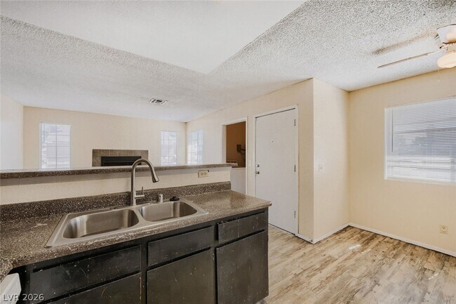 Building Photo - 2745 Jennydiane Dr