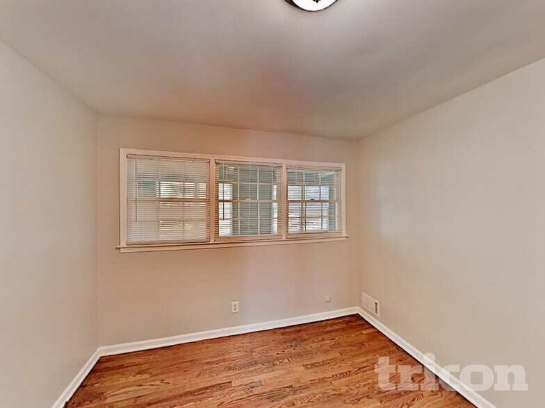 Building Photo - 1606 Huntington Dr