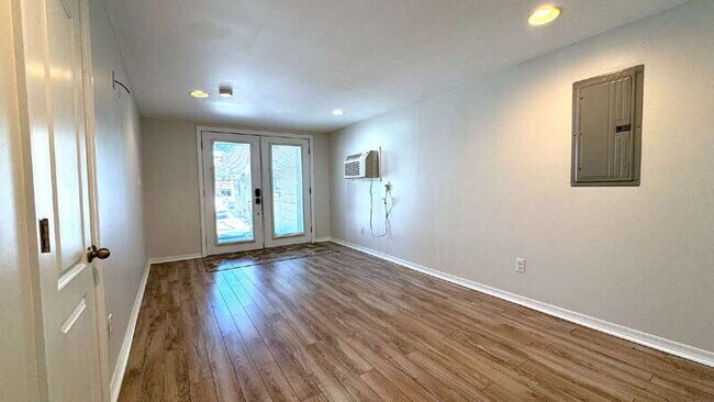 Building Photo - 215 N Wild Olive Ave