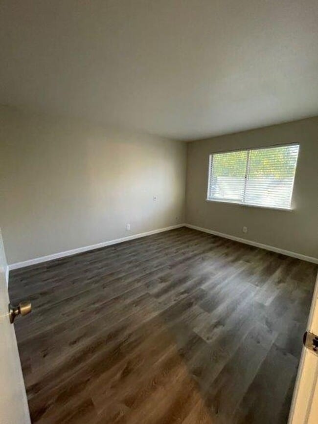 Building Photo - Single Level 2 Bedroom 1 Bath