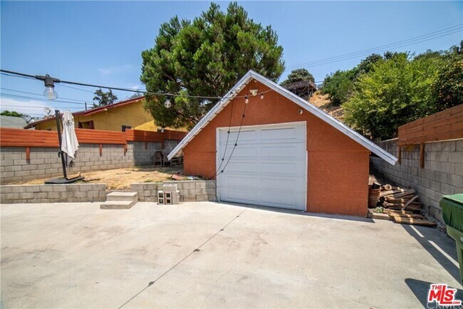 Building Photo - 2118 N Thomas St