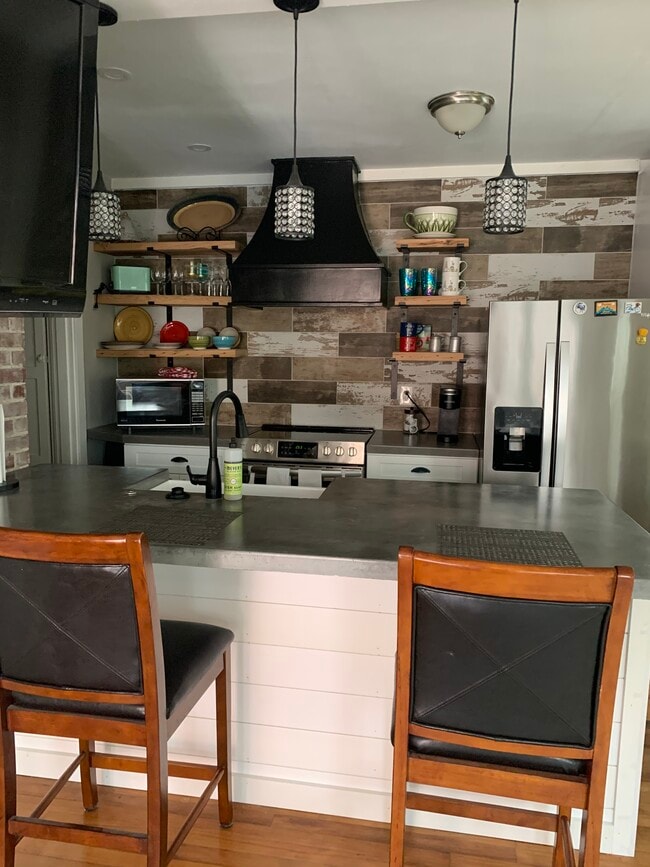 Building Photo - 213 French St