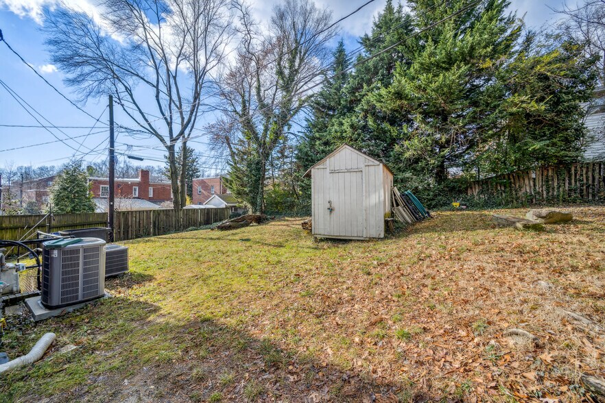 Building Photo - 2600 S Eads St