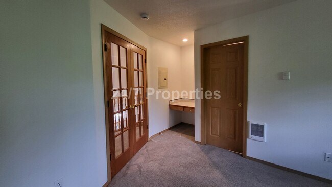 Building Photo - Cozy 1 BD | 1.5 BA Townhome with Patio - G...