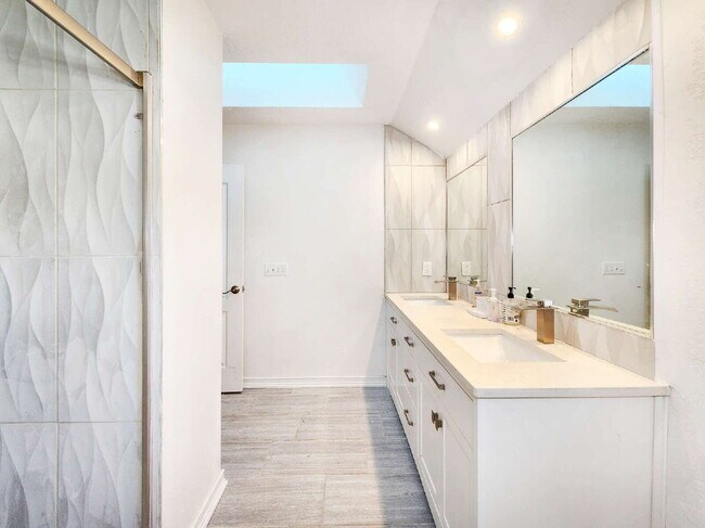 Building Photo - "3-Bed, 3-Bath Gem in New Port Richey with 2,233 Sq Ft of Living Space!"