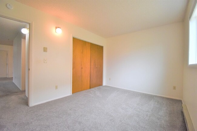 Building Photo - Great 2 bedroom one bath apartment. Close to MSU.