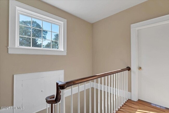 Building Photo - 300 Dogwood Ln