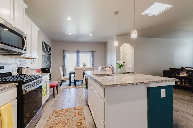 Building Photo - Meticulously Clean 3 bedroom 2 bathroom Home