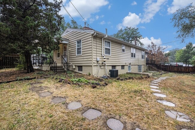 Building Photo - Cheyenne Canyon / 3 bedroom, 2 car garge, ...