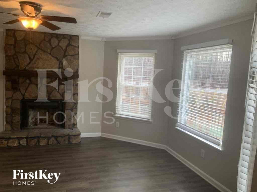 Building Photo - 2215 Rock Springs Rd