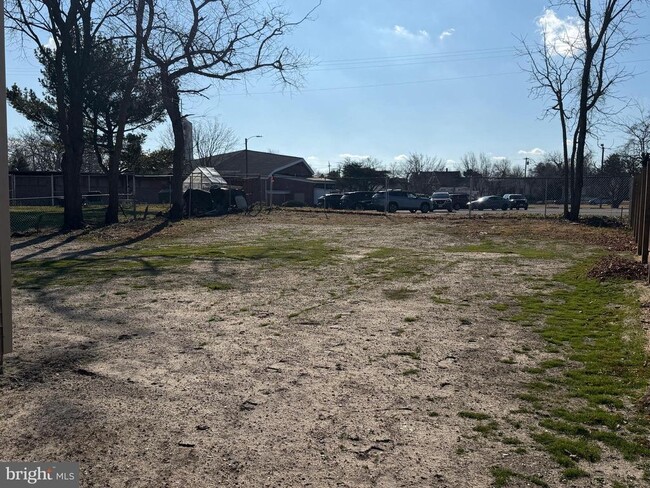 Building Photo - 15 W Floral Ave