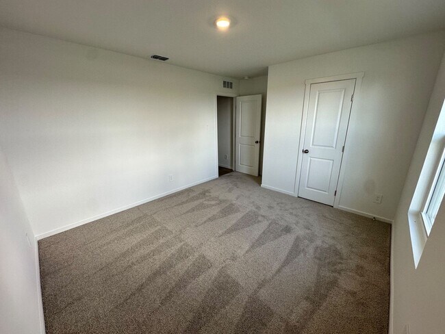 Building Photo - 515 Artemis St