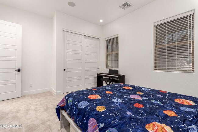 Building Photo - 2316 E Canary Dr