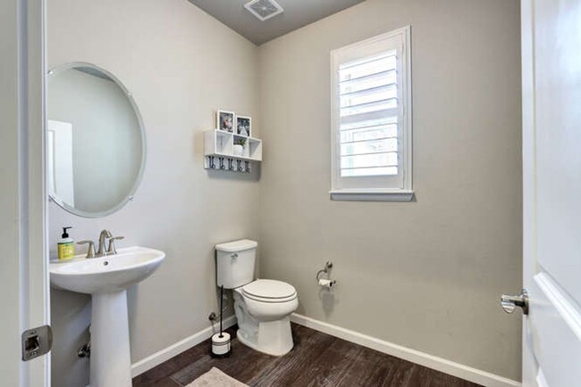 Building Photo - Evolve Real Estate: AVAILABLE 8/1/25! Stun...