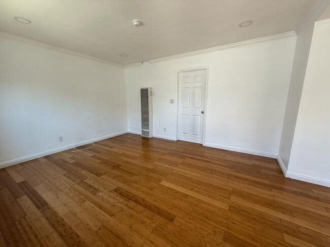 Building Photo - 1302 W 109th St