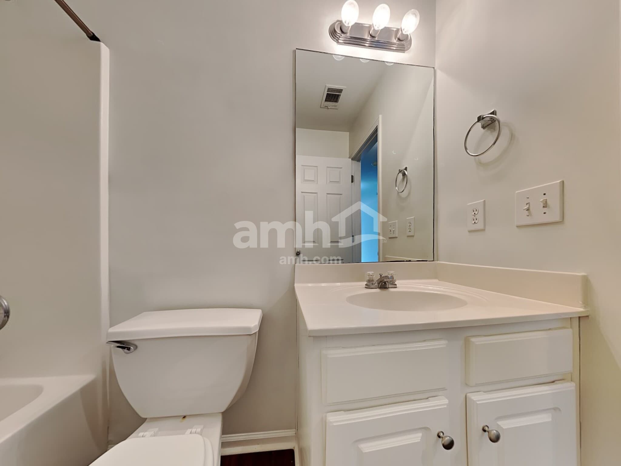 Building Photo - 3063 Woodbridge Ln