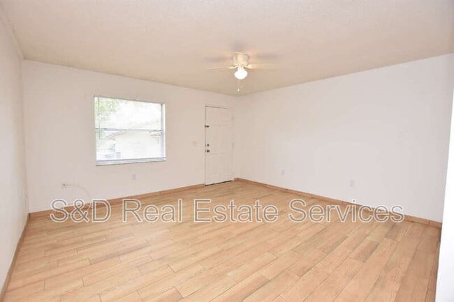 Building Photo - 613 Robin Rd