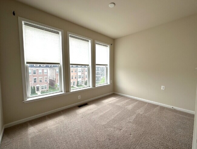 Building Photo - LEASE PENDING! Luxury Townhome in Frederick