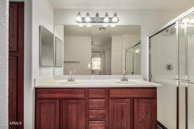 Building Photo - 920 E Devonshire Ave