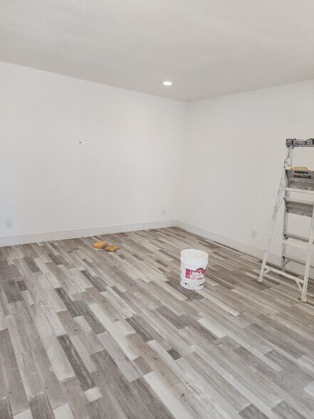 Building Photo - 830 N Ferger Ave