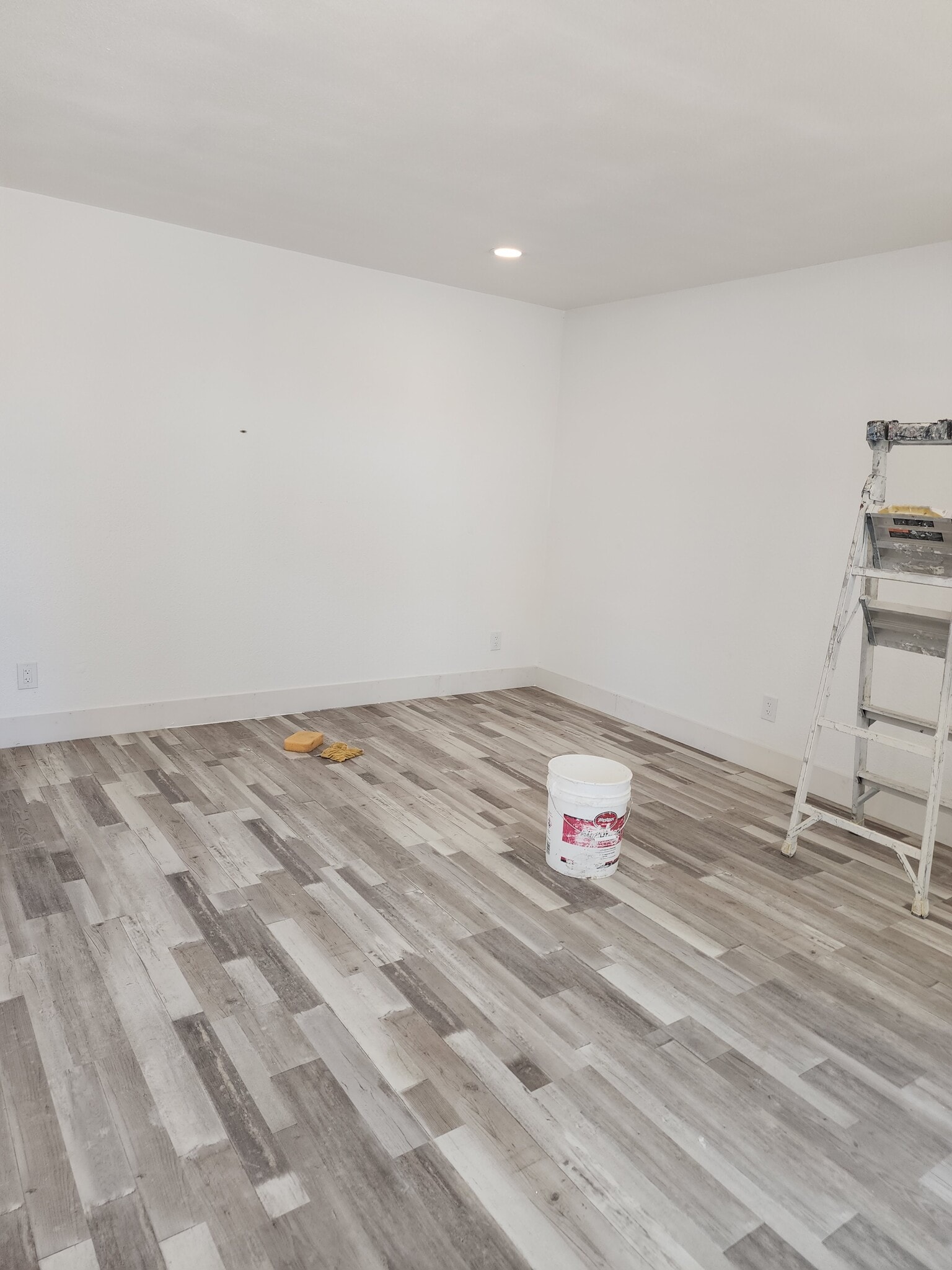 Building Photo - 830 N Ferger Ave