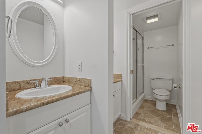 Building Photo - 435 N Oakhurst Dr