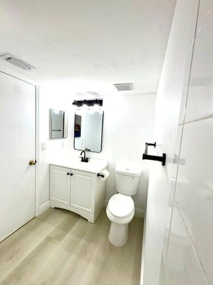 Building Photo - 100 Crestwood Ct N