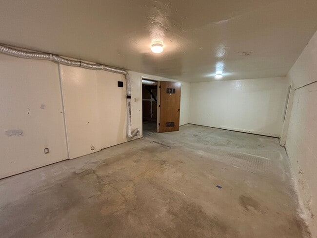 Building Photo - Updated 3BR Townhome in Forest Knolls with parking