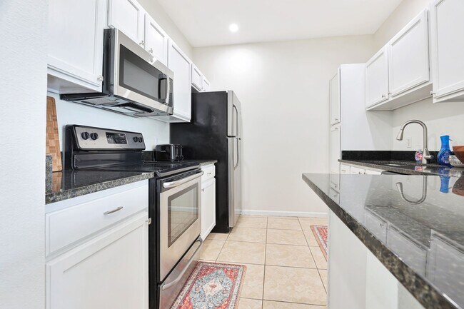 Building Photo - Bradenton 3BR/2BA – Newly Remodeled, 3rd F...