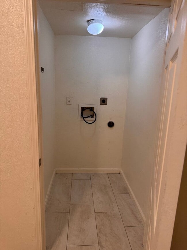 Building Photo - Beautifully Updated 4/2 in Old Fig