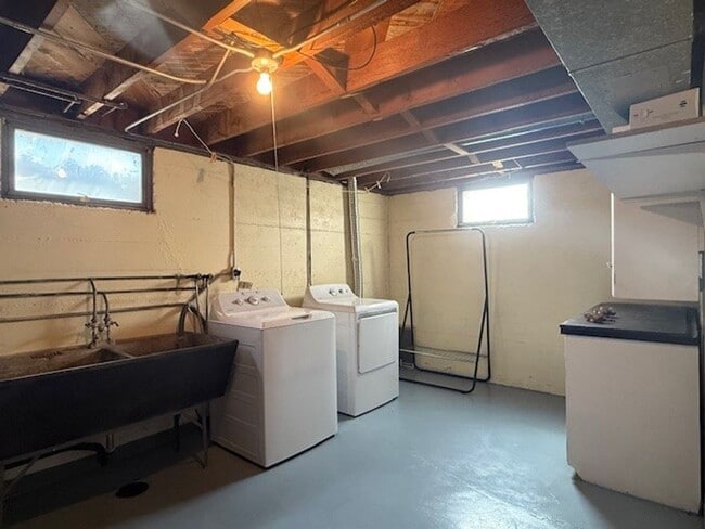 Building Photo - House For Lease