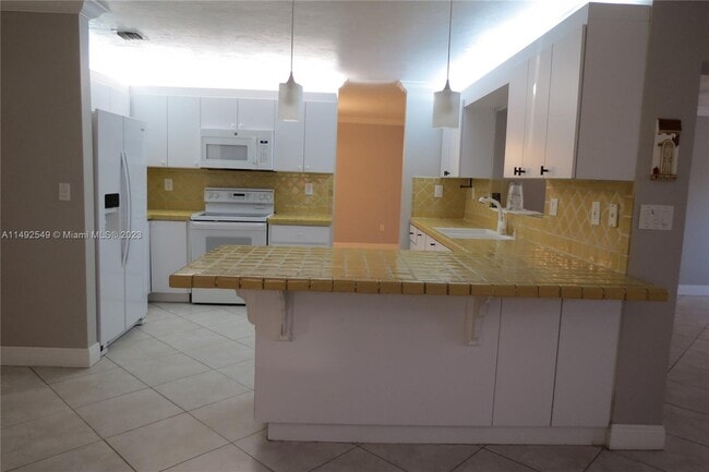 Building Photo - 925 SW 94th Ct